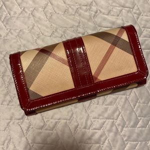 Burberry wallet snap is broken
